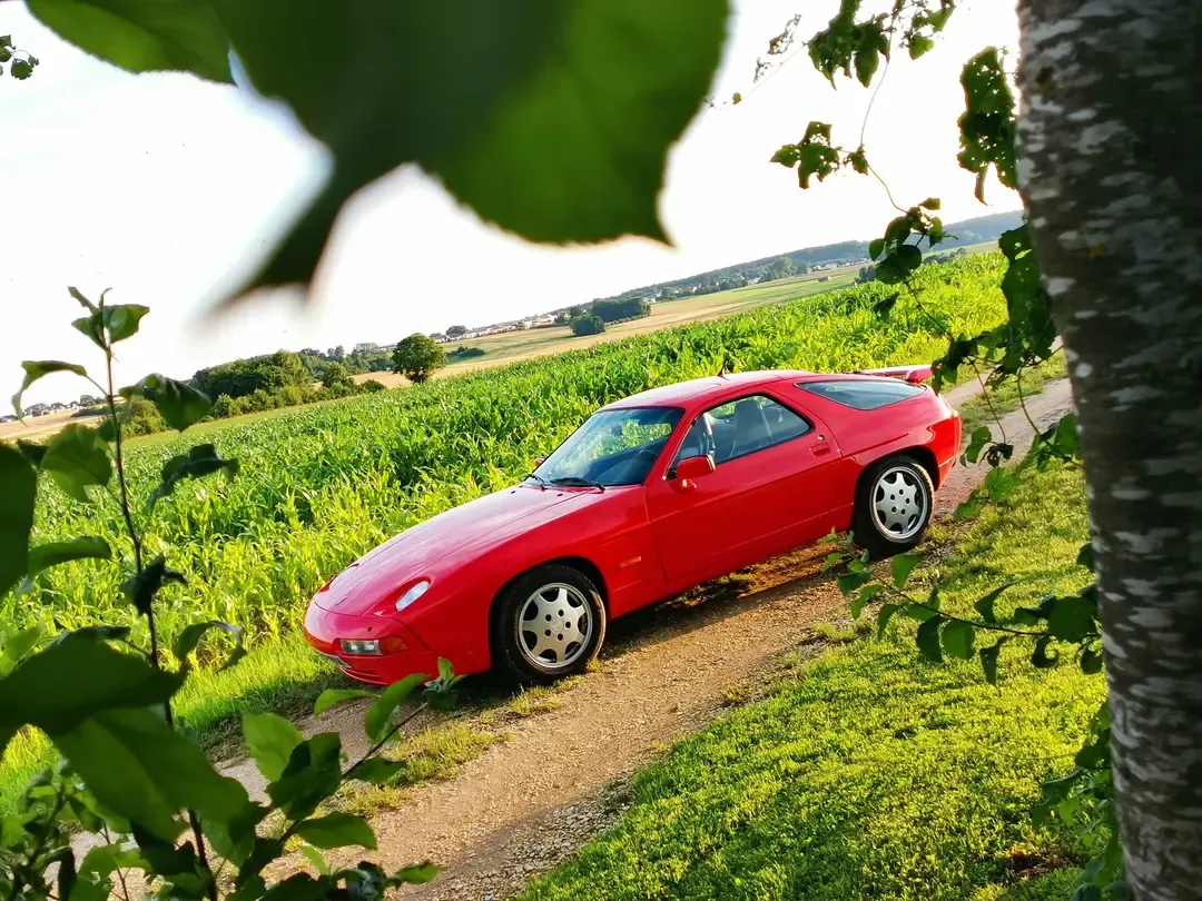 Red Porsche 928 Sport