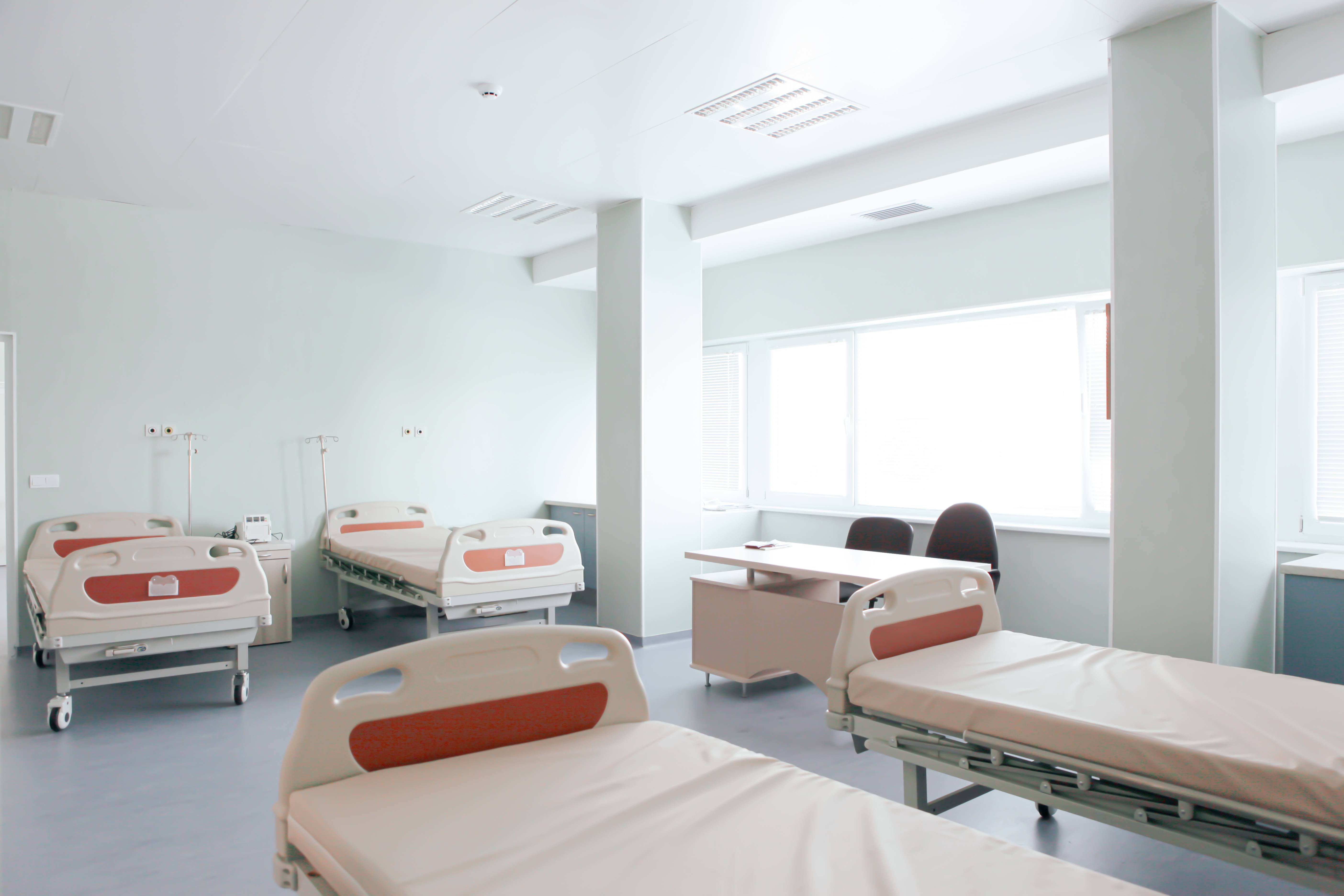 Habitación de hospital limpia y ordenada