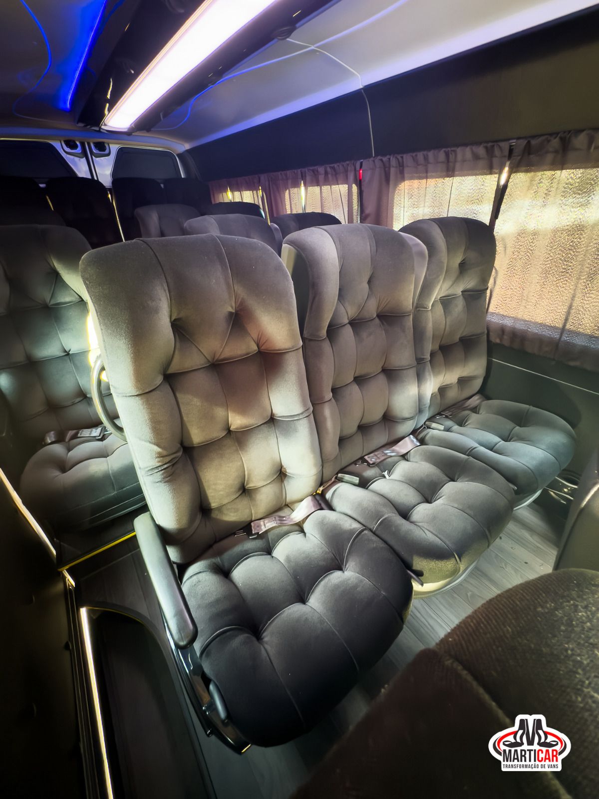 Interior luxuoso com poltronas reclináveis