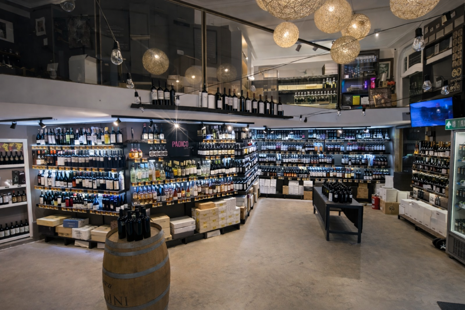 Interior de PADICO con estantes de vinos