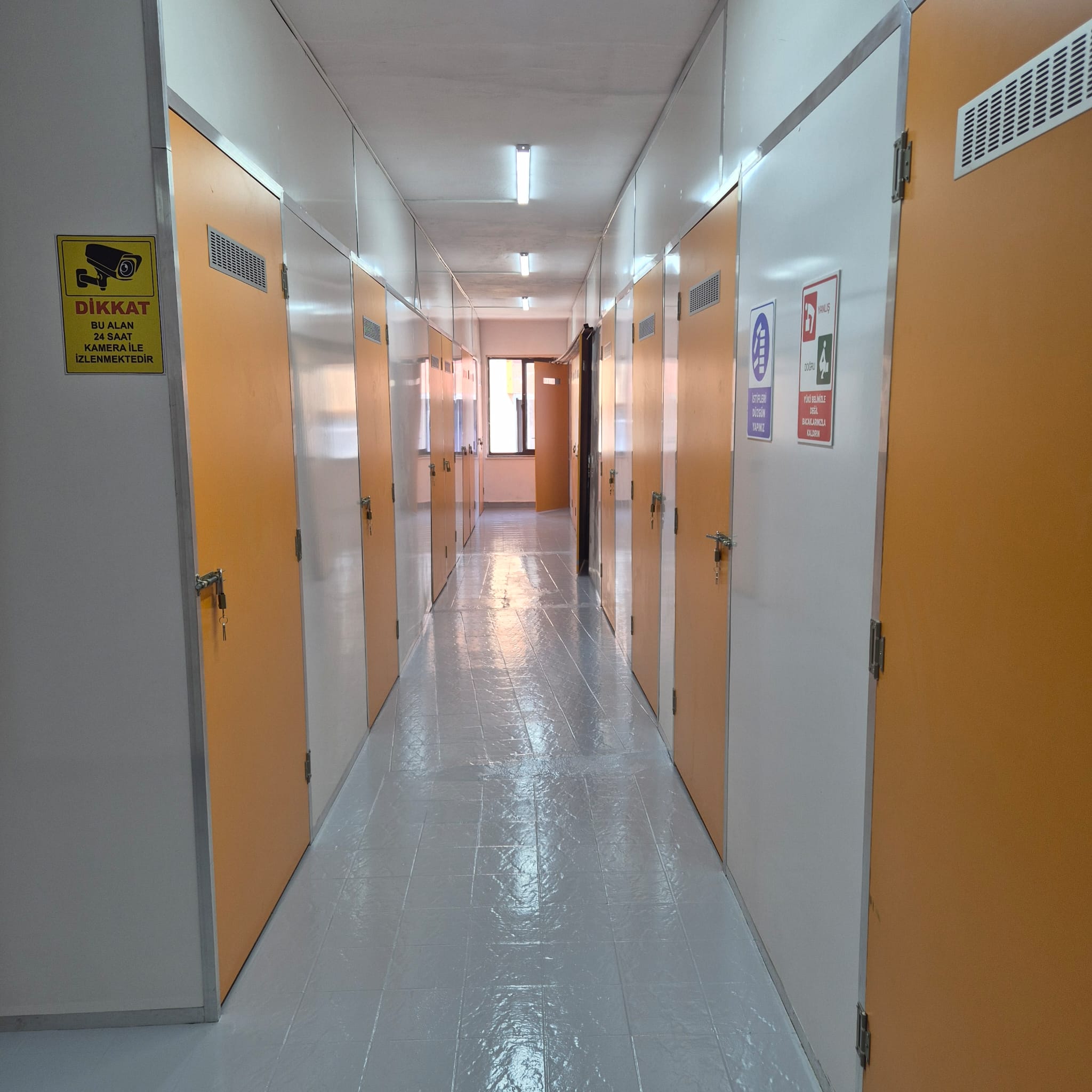 Aydınlık ve ferah oda tipi depolama tesisi iç görünümü