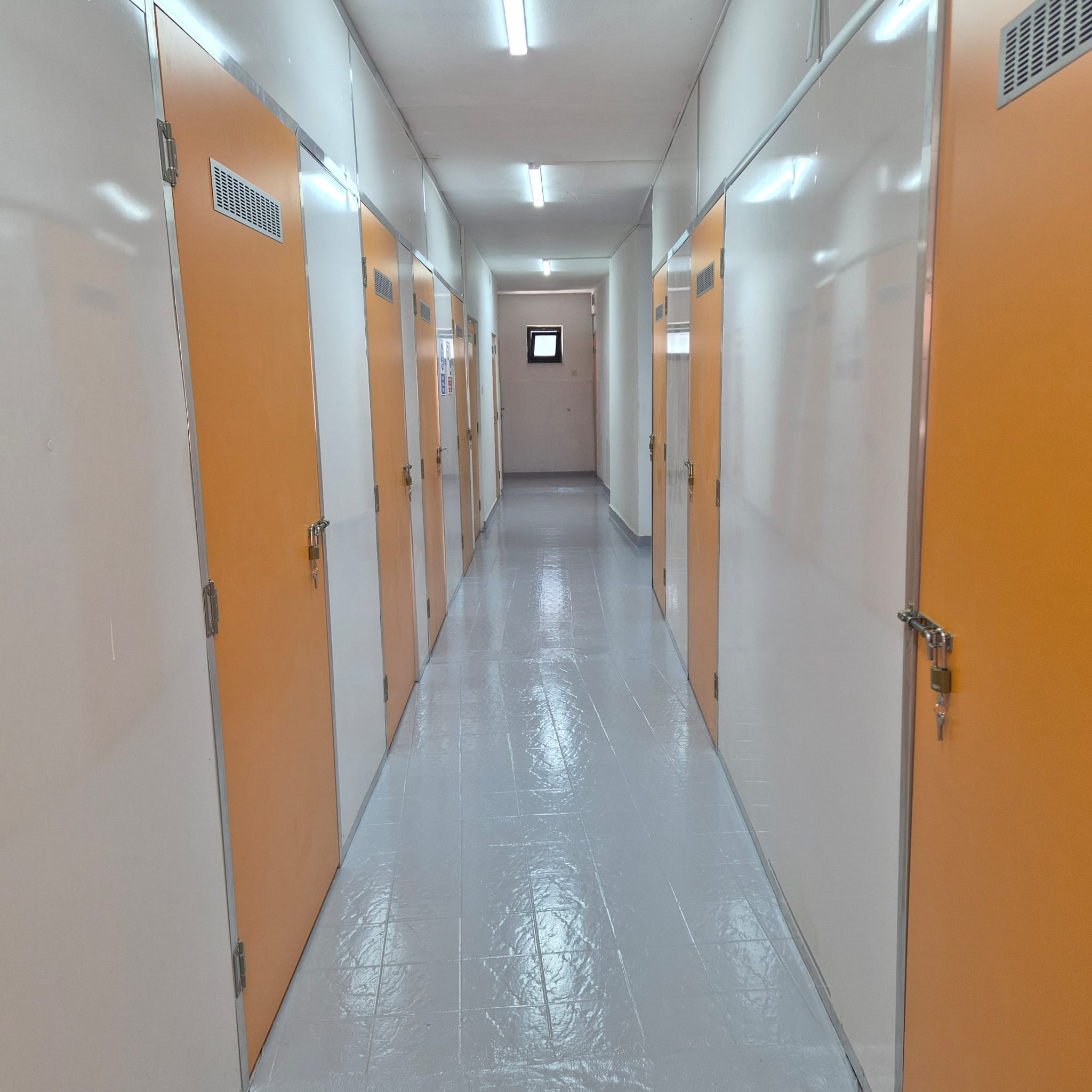 İstanbul kilitli oda eşya depolama tesisinin geniş koridoru