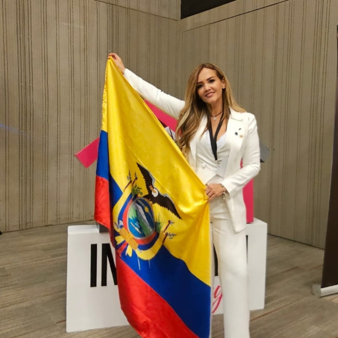 Janneth Aguirre sosteniendo la bandera de Ecuador en evento internacional