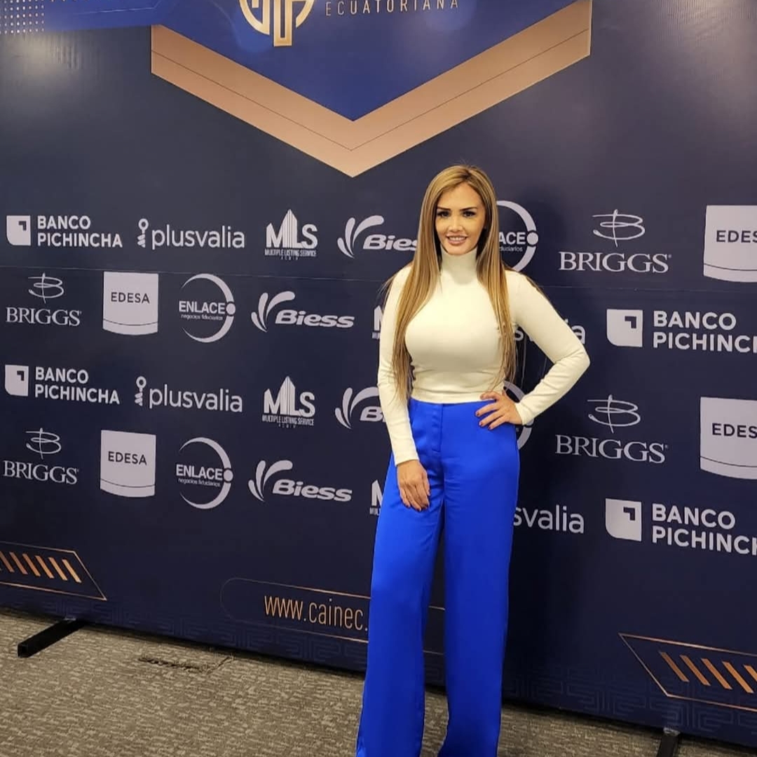 Janneth Aguirre en evento CAINEC con patrocinadores del sector inmobiliario