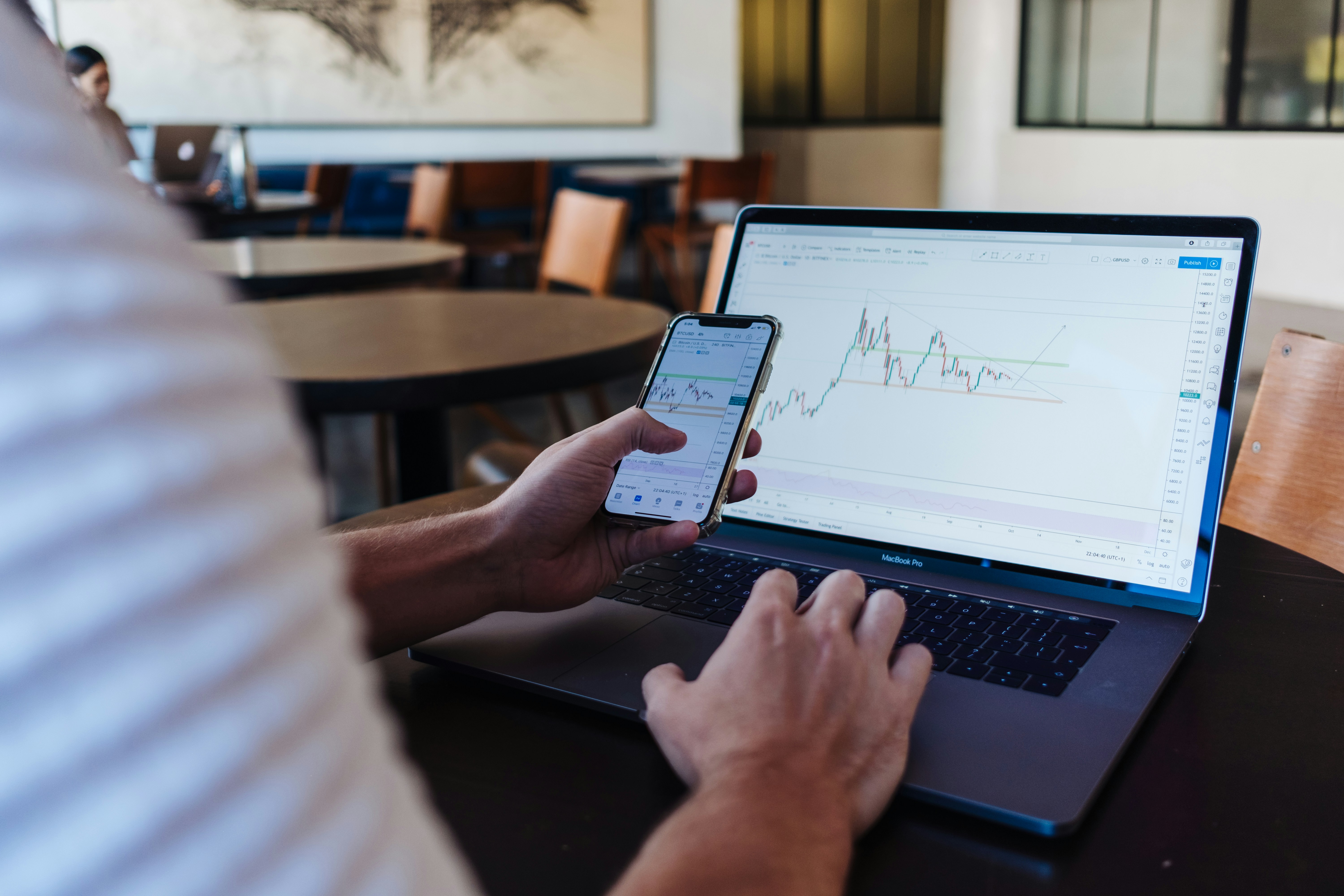 Beginner trader using laptop and mobile