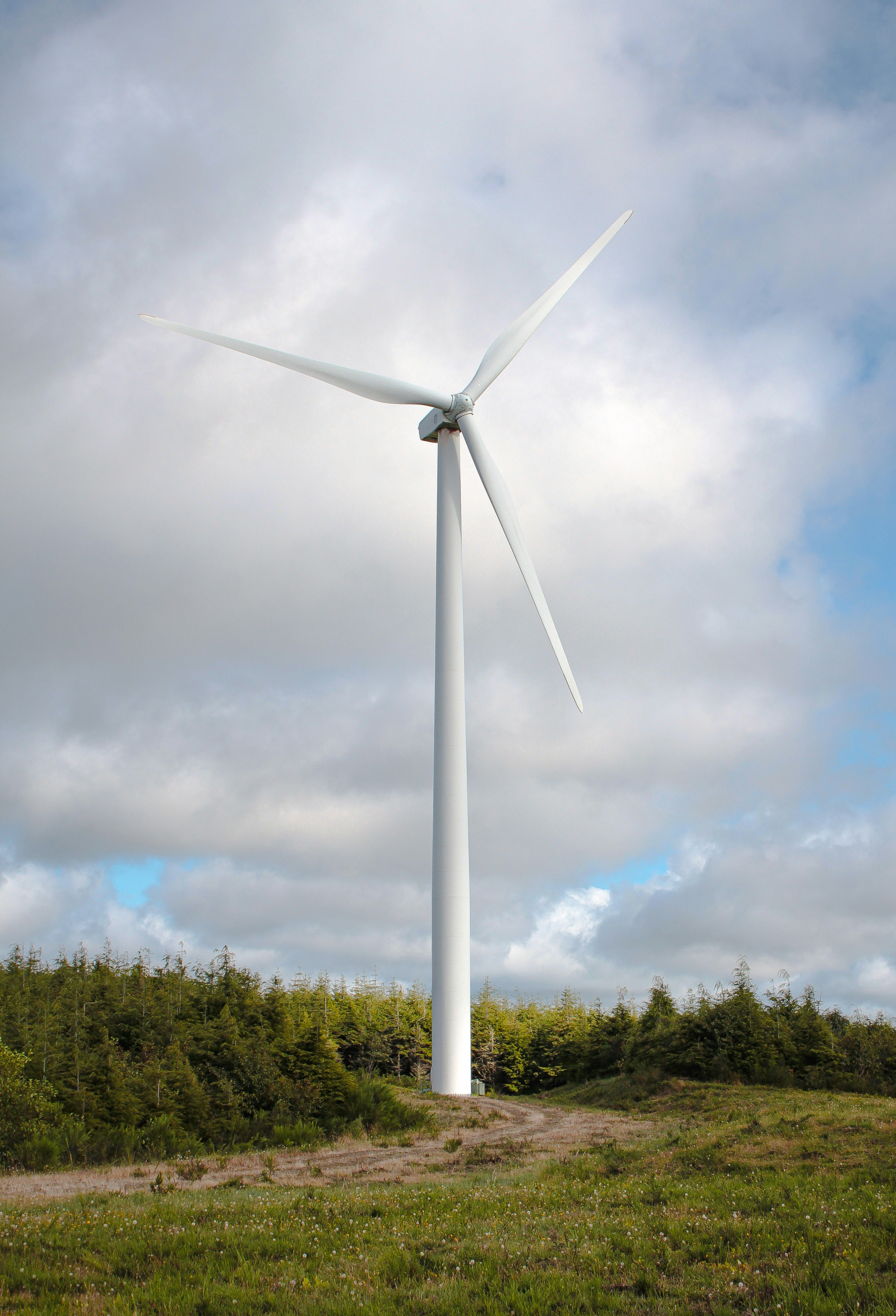 Turbina wiatrowa na tle zachmurzonego nieba