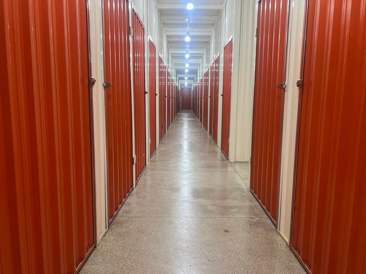 Corredor com boxes individuais na FBOX7 Self Storage