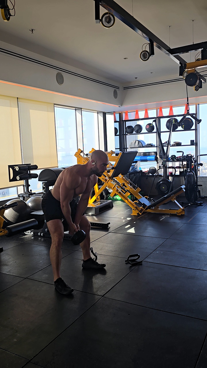 Julio haciendo un snatch con mancuerna en el gimnasio