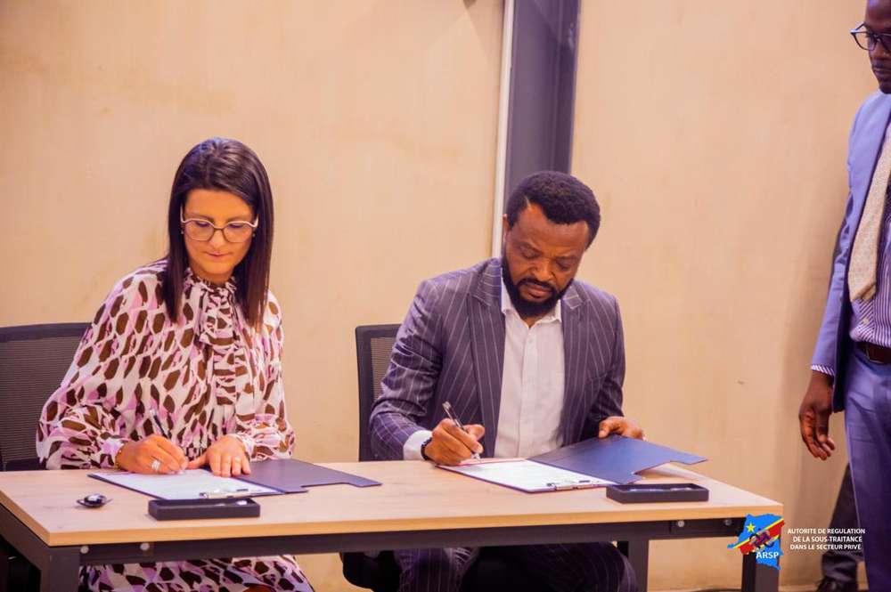 Les représentants de Kamoa Copper et de Macken Pices S.A.R.L. signent leur contrat, en présence de l’ARSP.