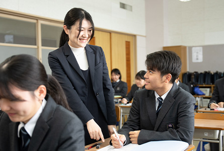教室で生徒一人ひとりに声をかける先生