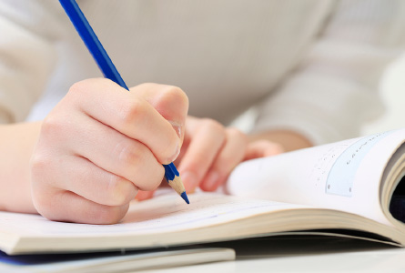 ノートに書き込みながらライティング練習に取り組む生徒の手元
