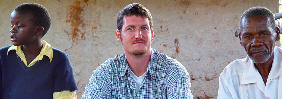 Kay Mühenbruch zu Besuch – drei Menschen vor einer Wand