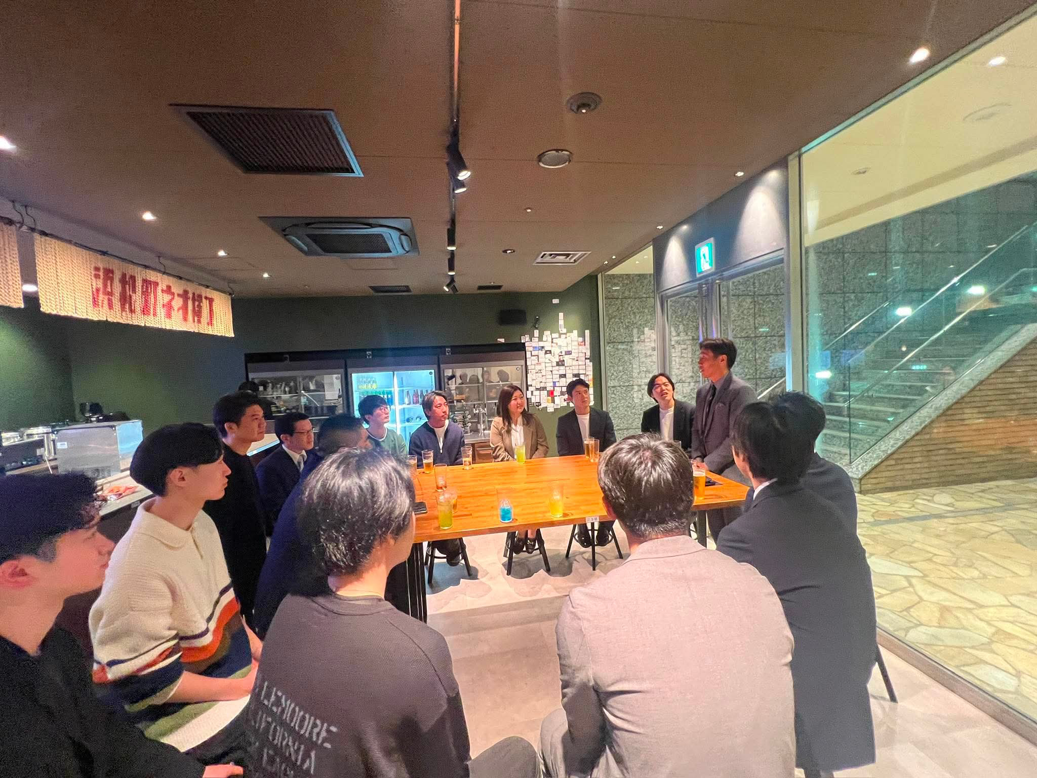 参謀BAR浜松町で円卓を囲んで対話する参加者たち