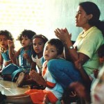 Erzieherin mit Kindern im Stuhlkreis