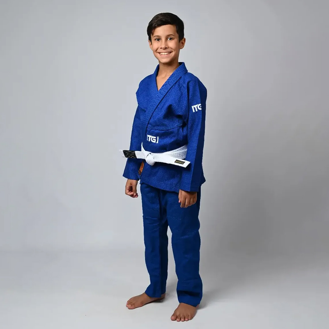 Kimono de Jiu-Jitsu Infantil In The Guard azul royal, calça com elástico no cós, ideal para iniciantes — criança confiante com faixa branca