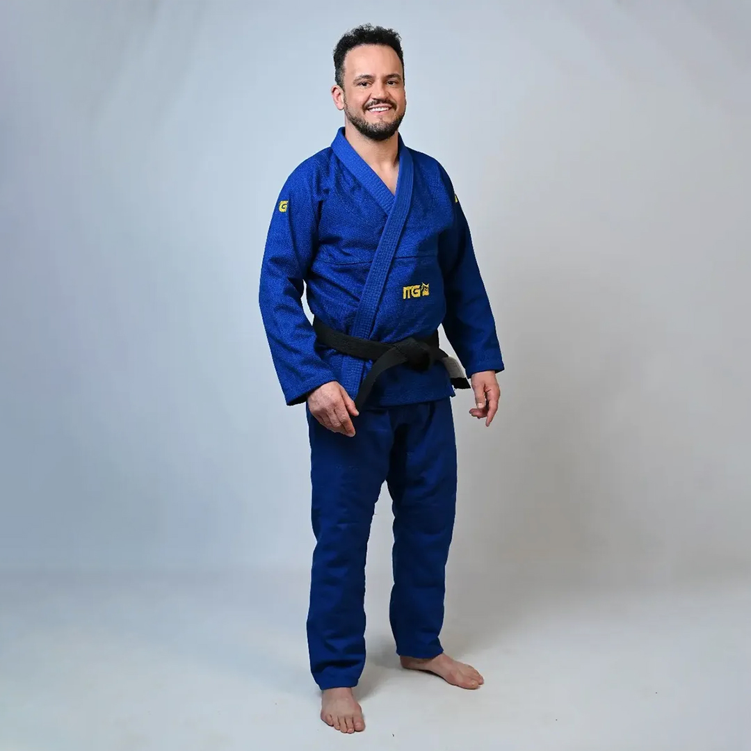 Kimono de Jiu-Jitsu Masculino In The Guard azul royal, tecido xadrez trançado pearl weave — atleta em posição relaxada com faixa preta