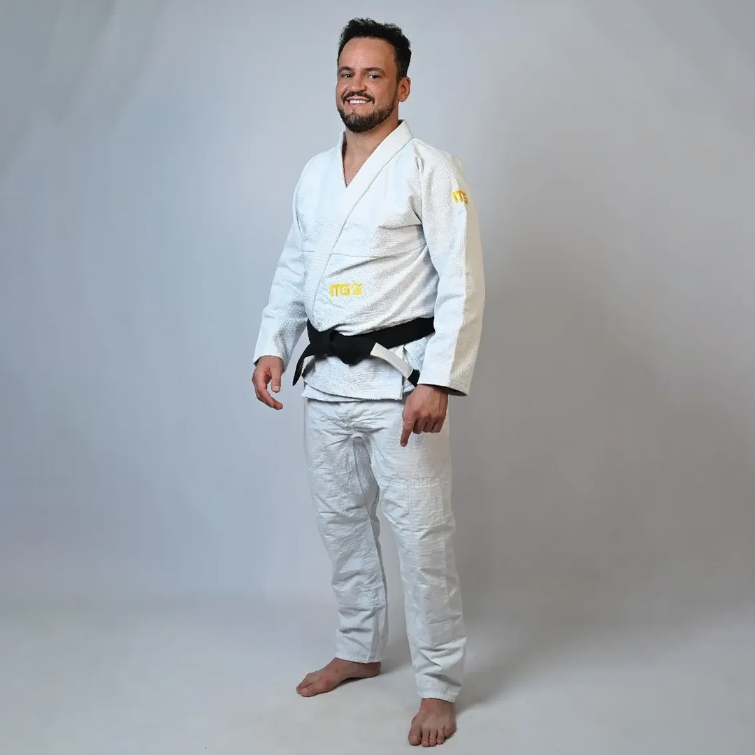 Kimono de Jiu-Jitsu Masculino In The Guard branco, corte tradicional com gola reforçada EVA — atleta mostrando caimento completo com faixa preta