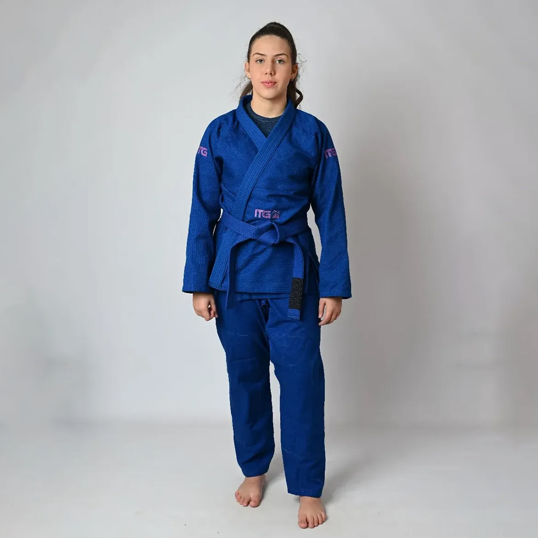 Kimono de Jiu-Jitsu Feminino In The Guard azul royal, corte anatômico pearl weave, aprovado IBJJF — atleta em posição frontal com faixa preta