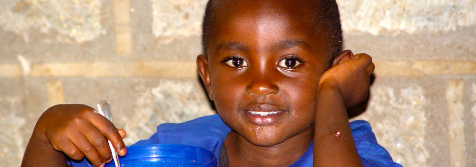 Kind isst aus einer blauen Schüssel