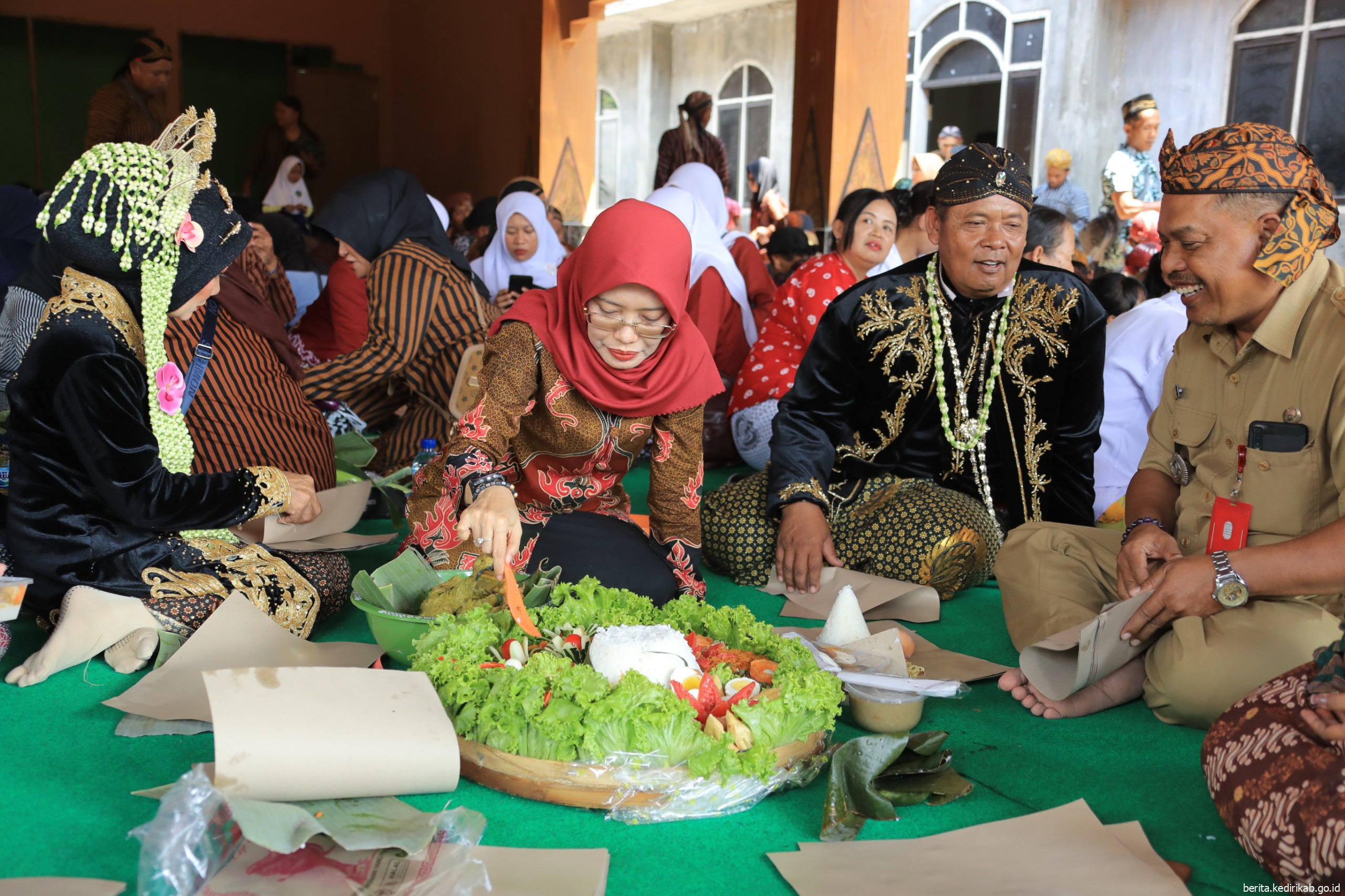 Makan bersama dalam tradisi desa