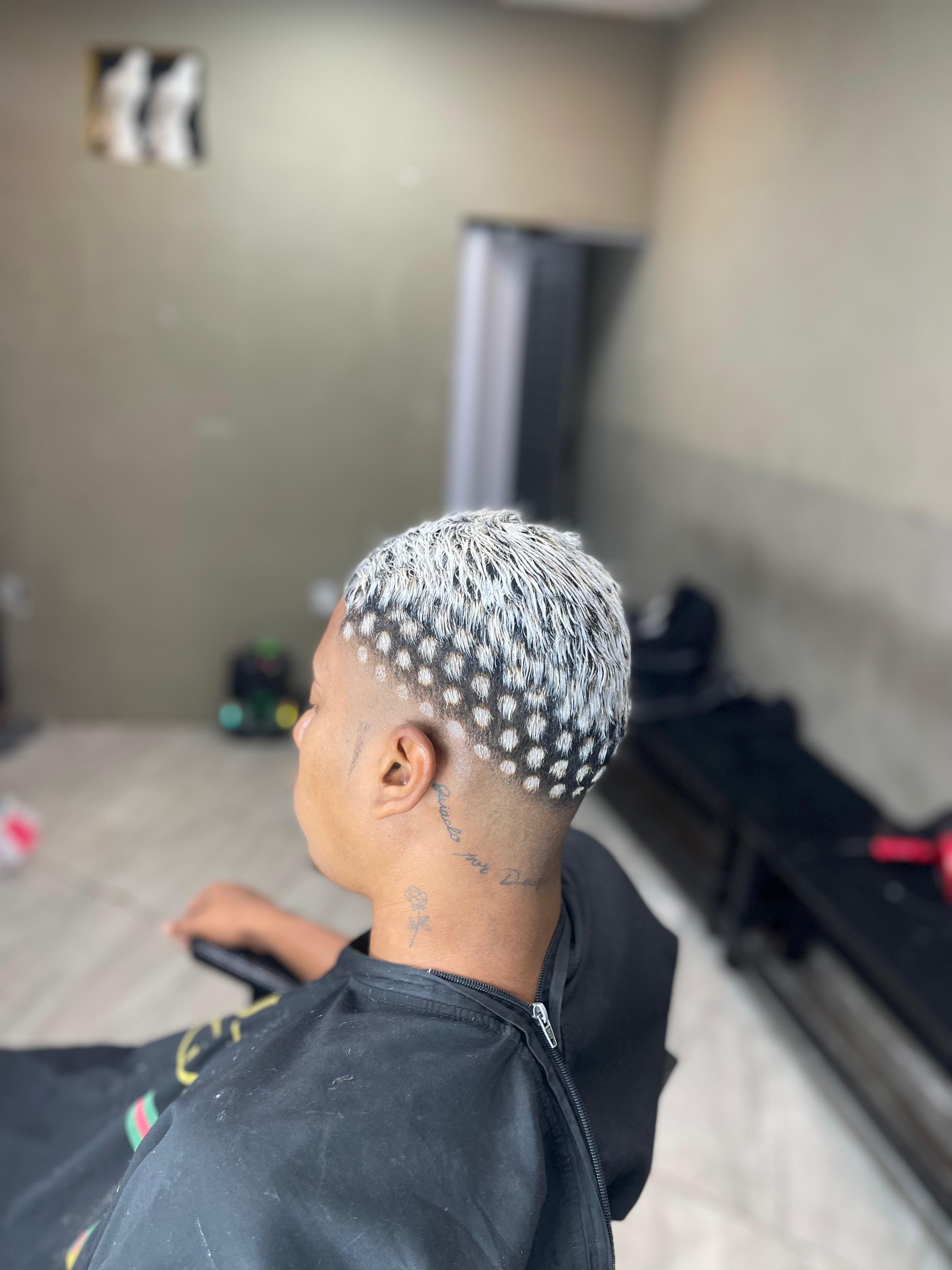 Corte platinado com desenho geométrico na lateral