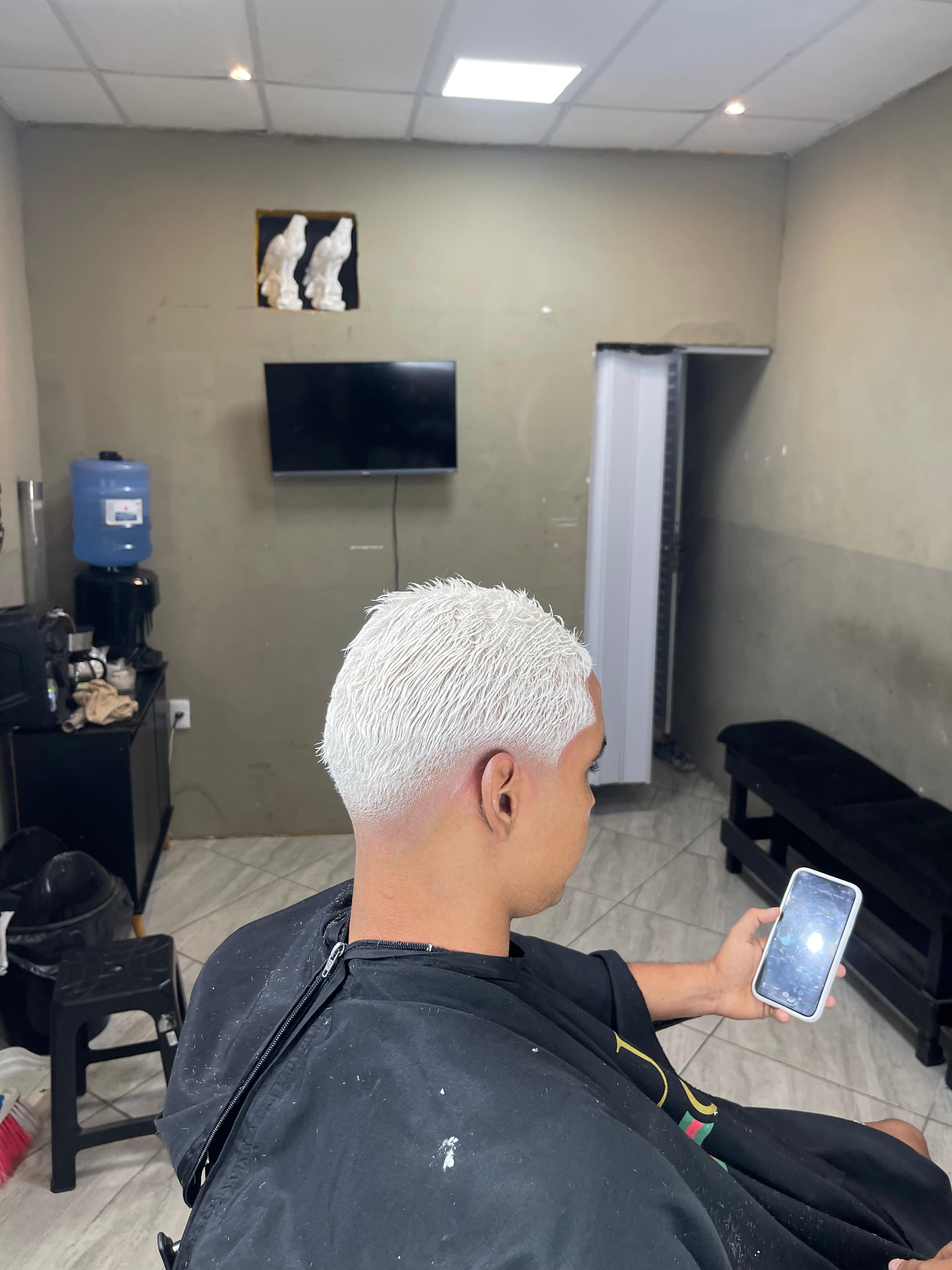 Detalhe do acabamento platinado feito na barbearia