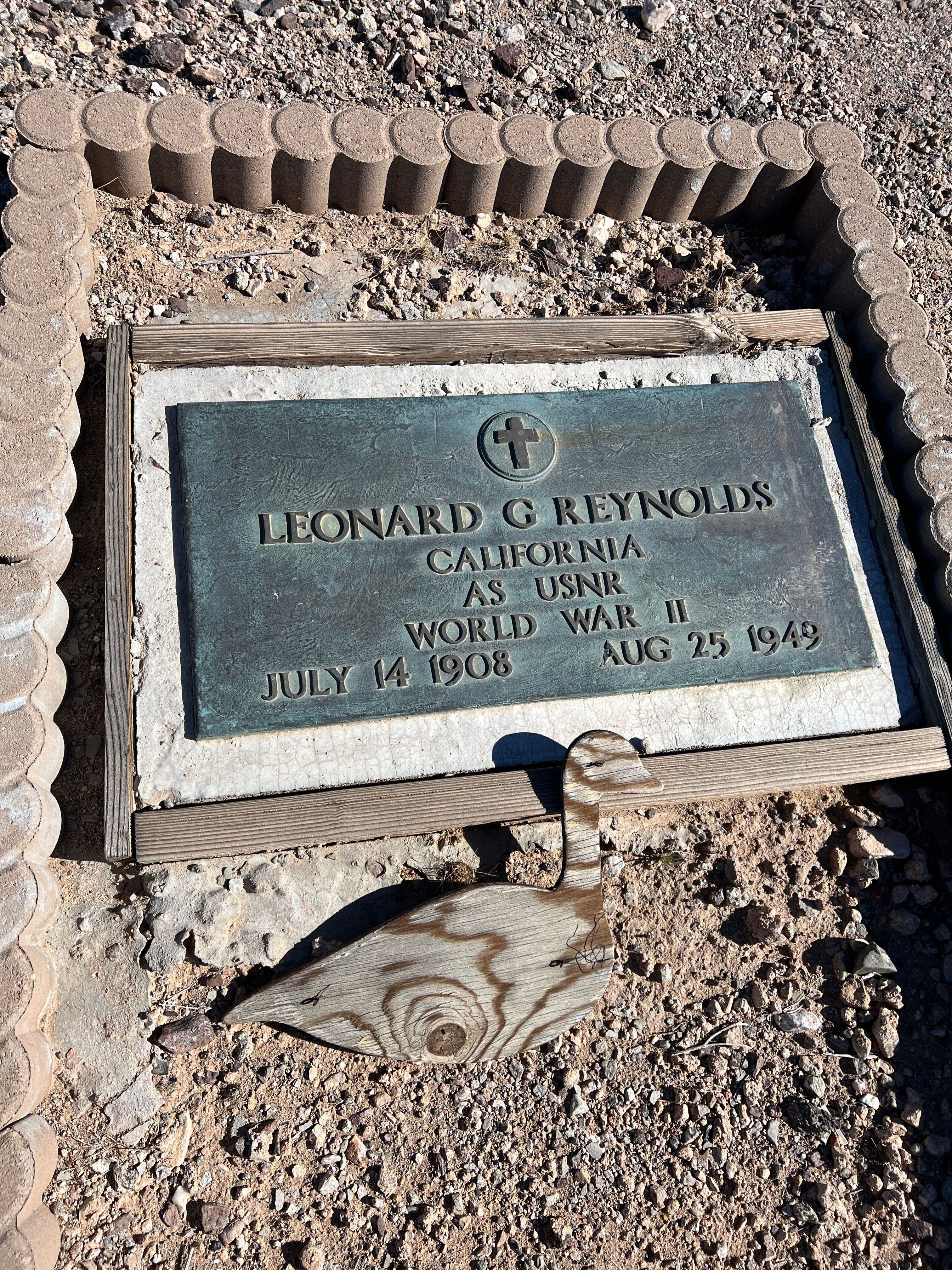 Bronze grave marker for Leonard G. Reynolds, California veteran of World War II