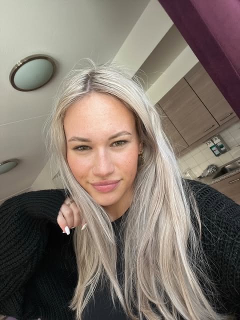 Lillie voor de transformatie met platinablond haar