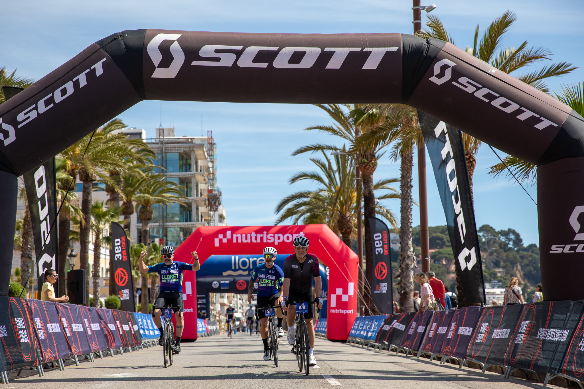 Ciclistas cruzando el arco de llegada del Gran Fondo Lloret