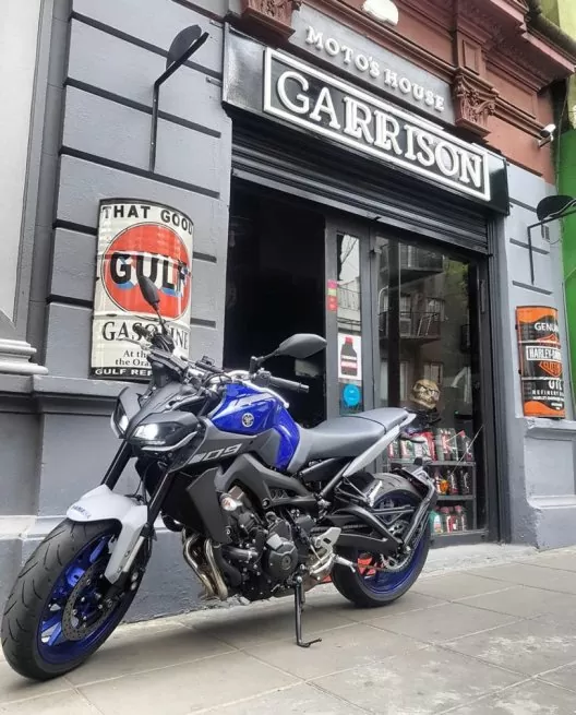 Yamaha MT-09 frente al local Garrison