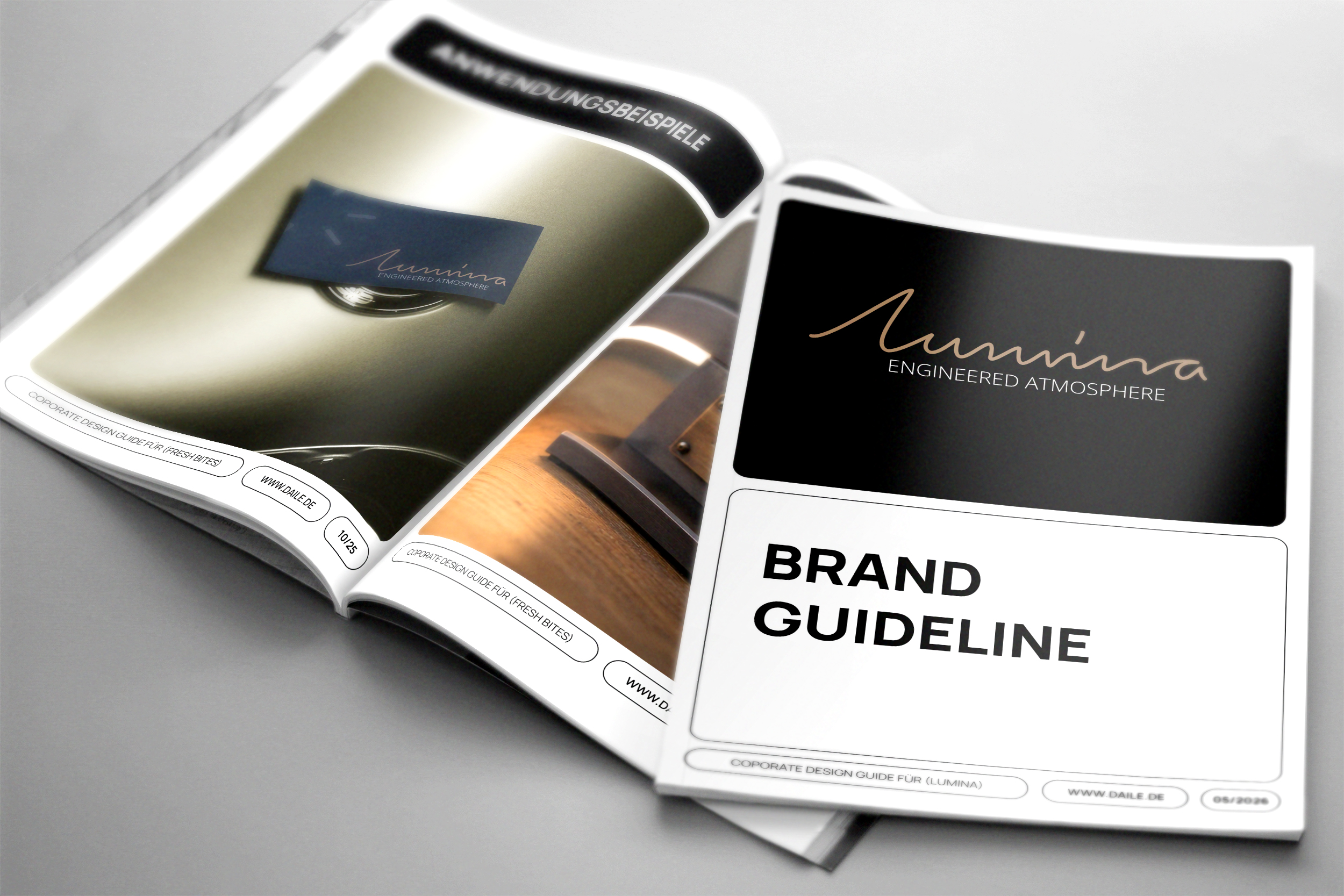 Aufgeschlagener Lumina Brand Guide mit schwarzem Titelblatt und Markenanwendungen
