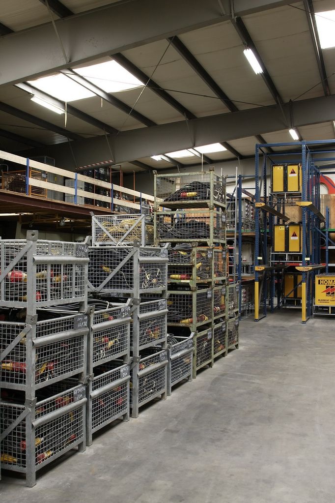 Homan magazijn met voorraad kabels en materialen