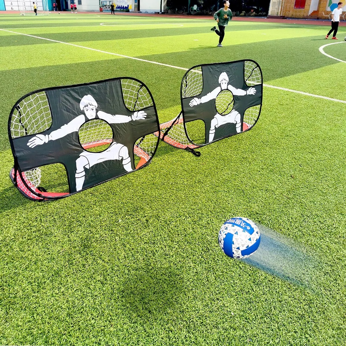 Crianças jogando futebol com o Gol Interativo