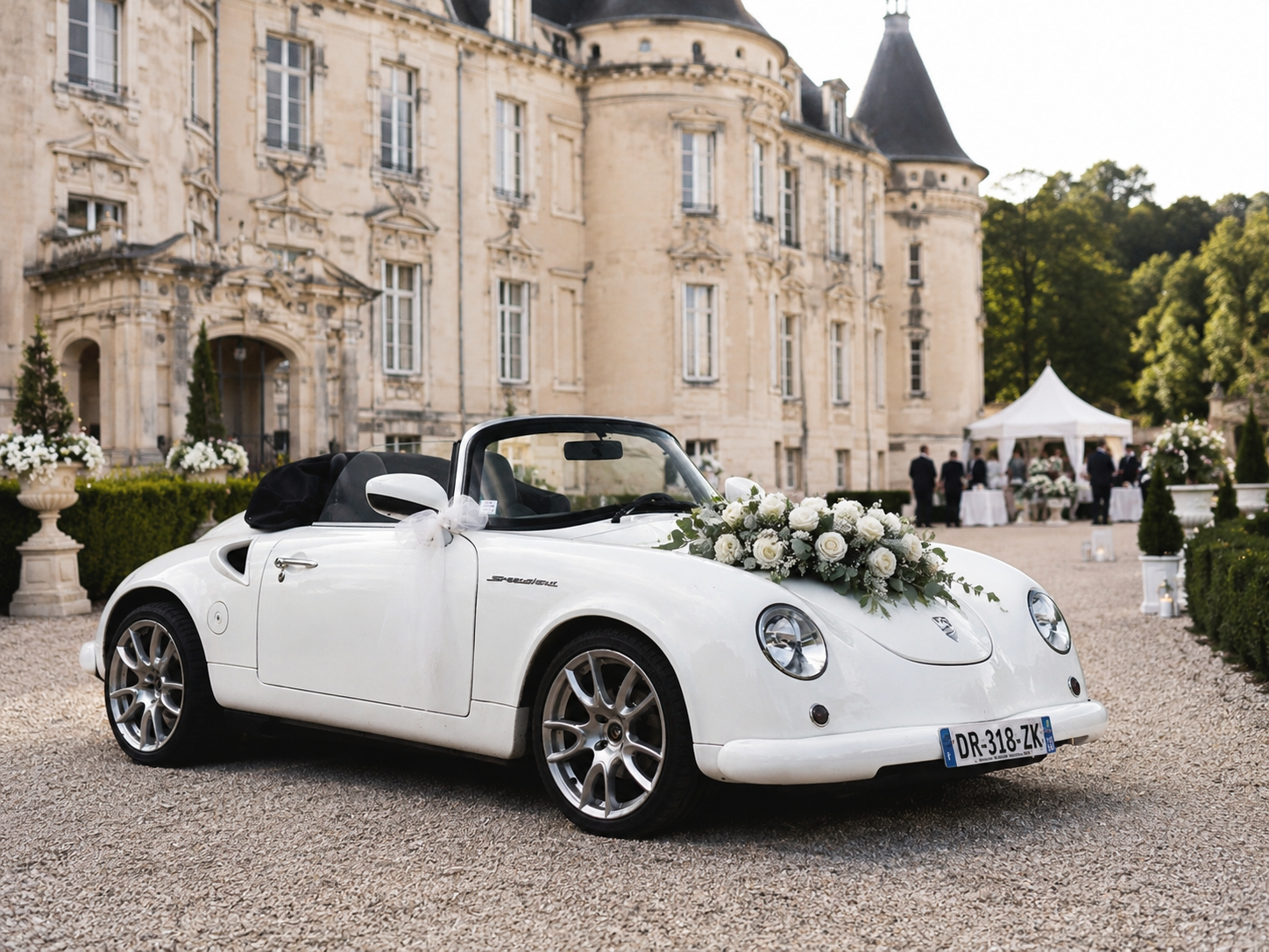 Speedster blanc fleuri devant le château