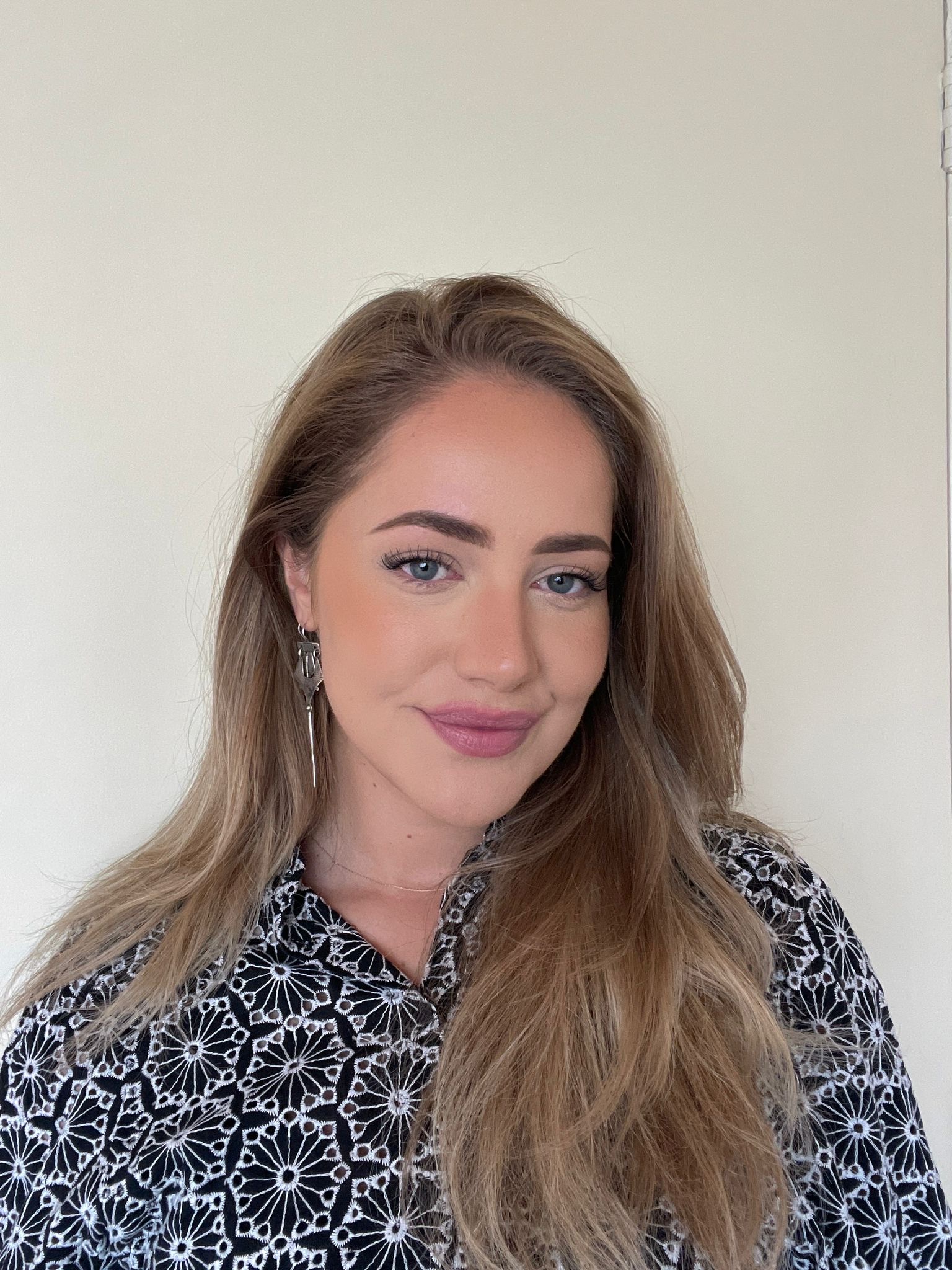 Marly voor de transformatie in donkere blouse