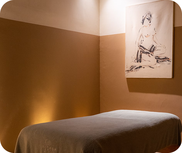 Saiyan Gym masažna soba — topla atmosfera i stol za masažu