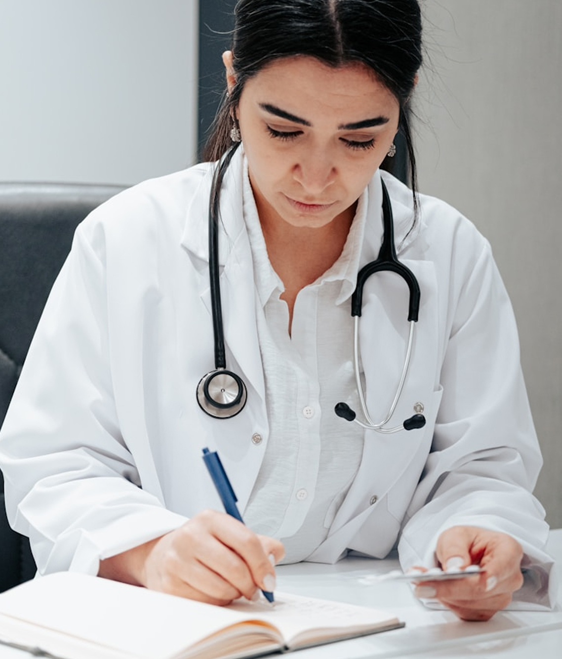 Médecin prenant des notes