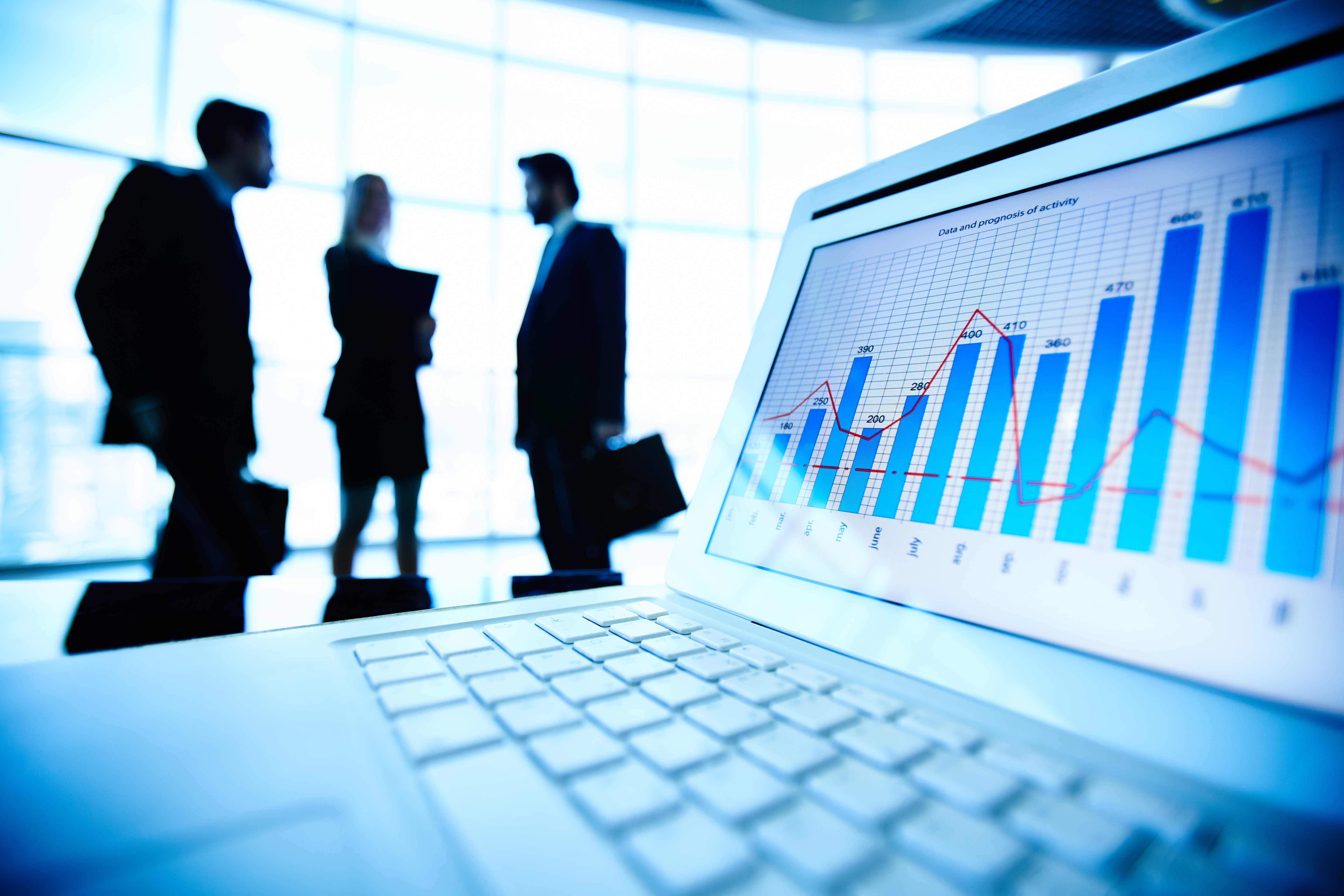 Profissionais analisando dados financeiros