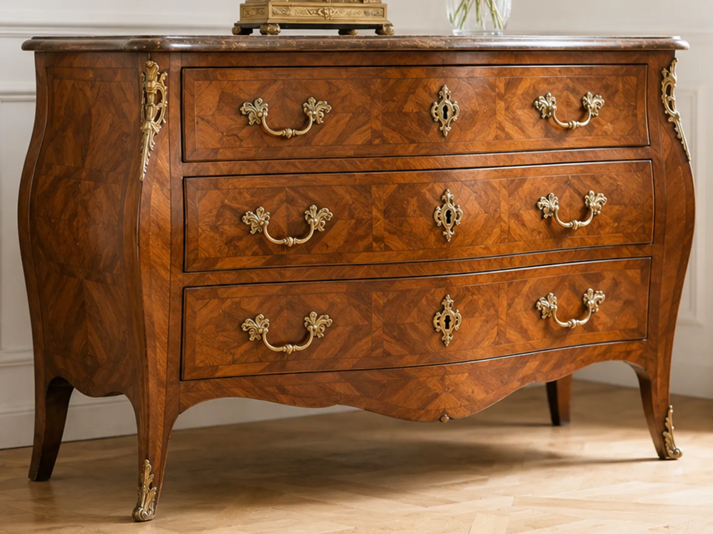 Commode ancienne Louis XV en marqueterie avec bronzes dorés
