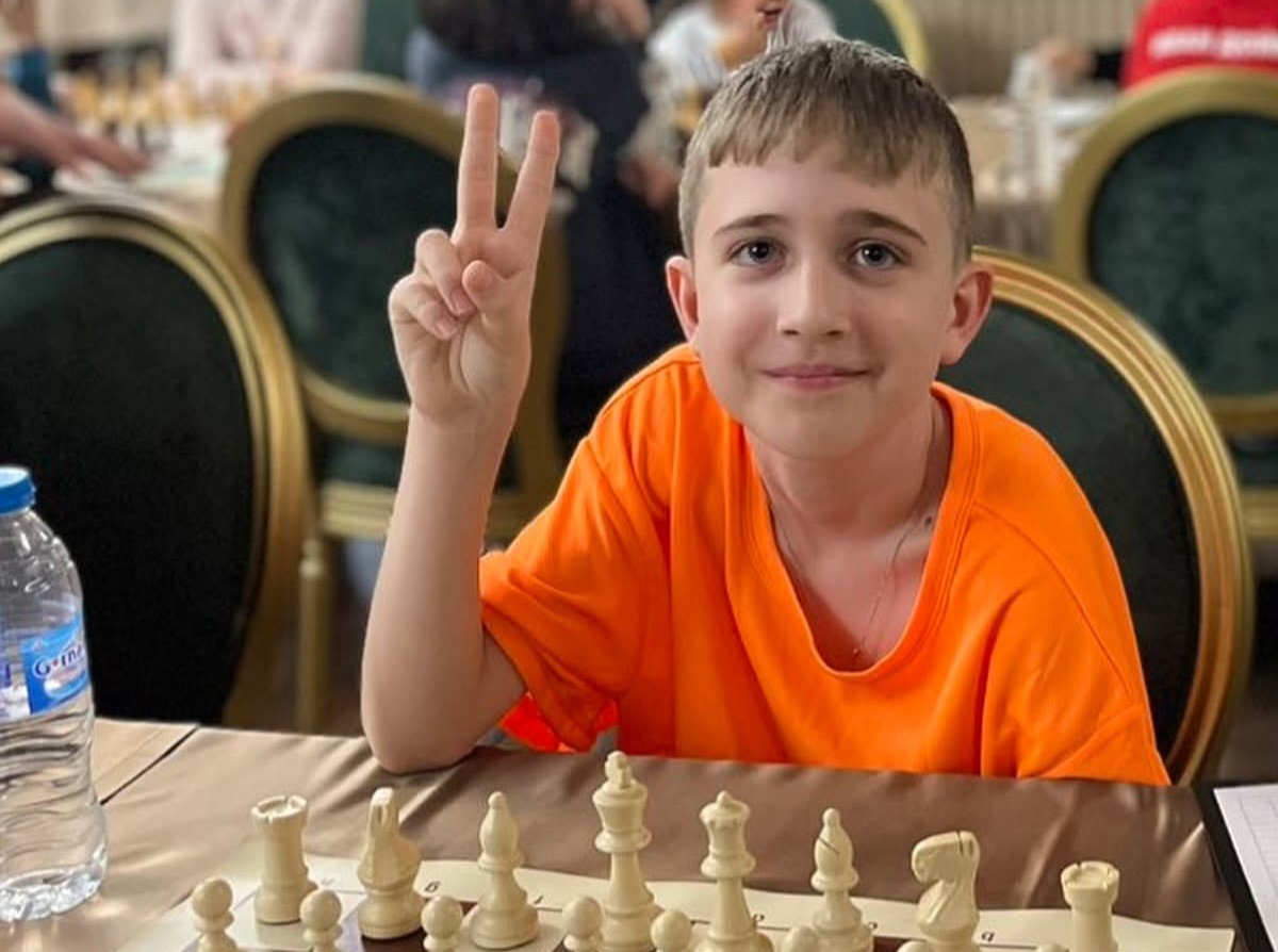 Микола Жечков показва знак за победа по време на турнира