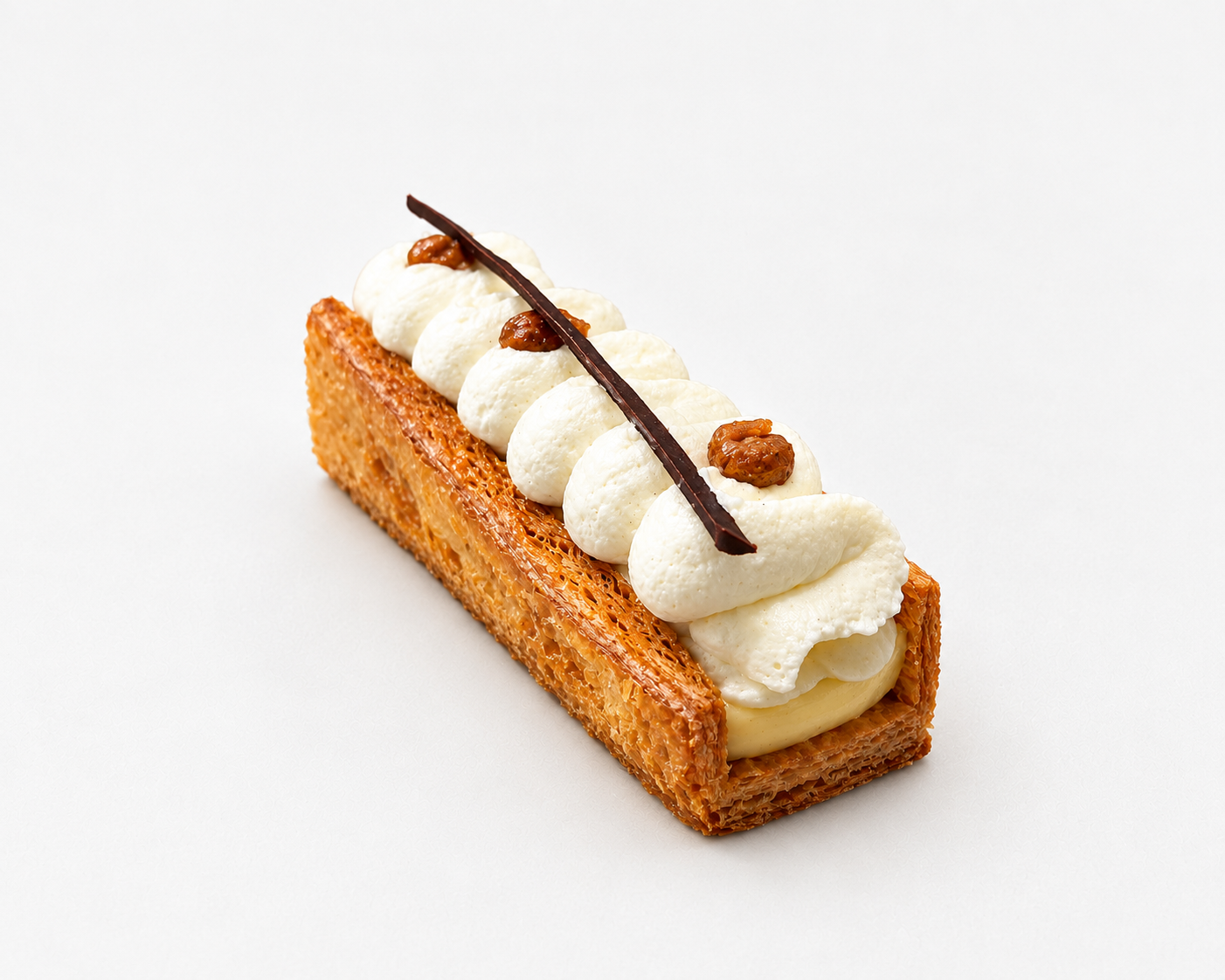 Milhojas de crema de vainilla de madagascar, nata y toffee
