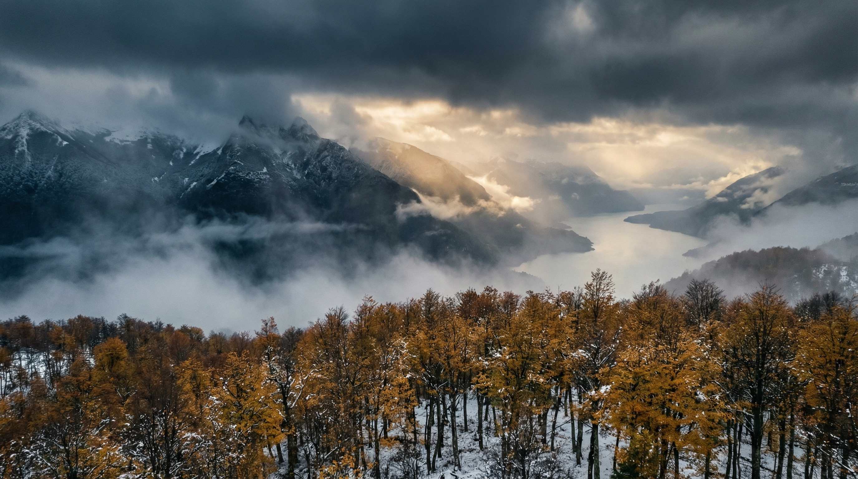 Montañas de la Patagonia entre la niebla