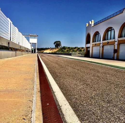 Pitstraat van Circuito Monteblanco met het paddockgebouw