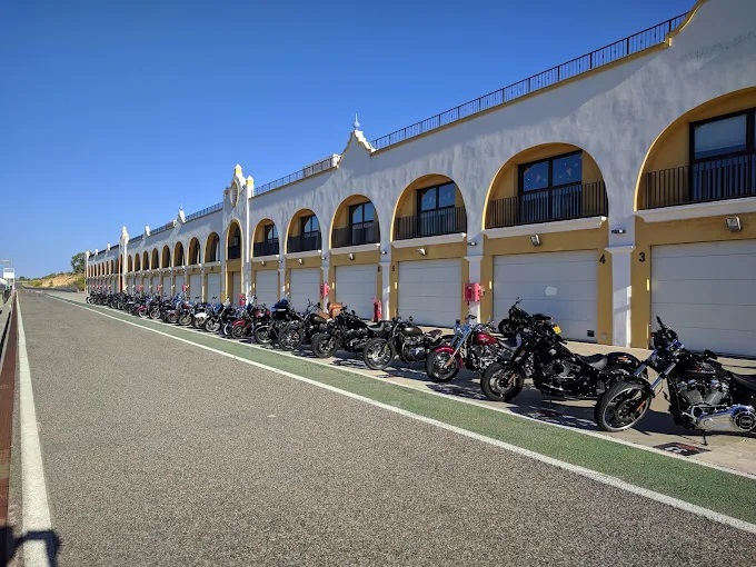 Rij motoren geparkeerd voor het paddockgebouw op Circuito Monteblanco