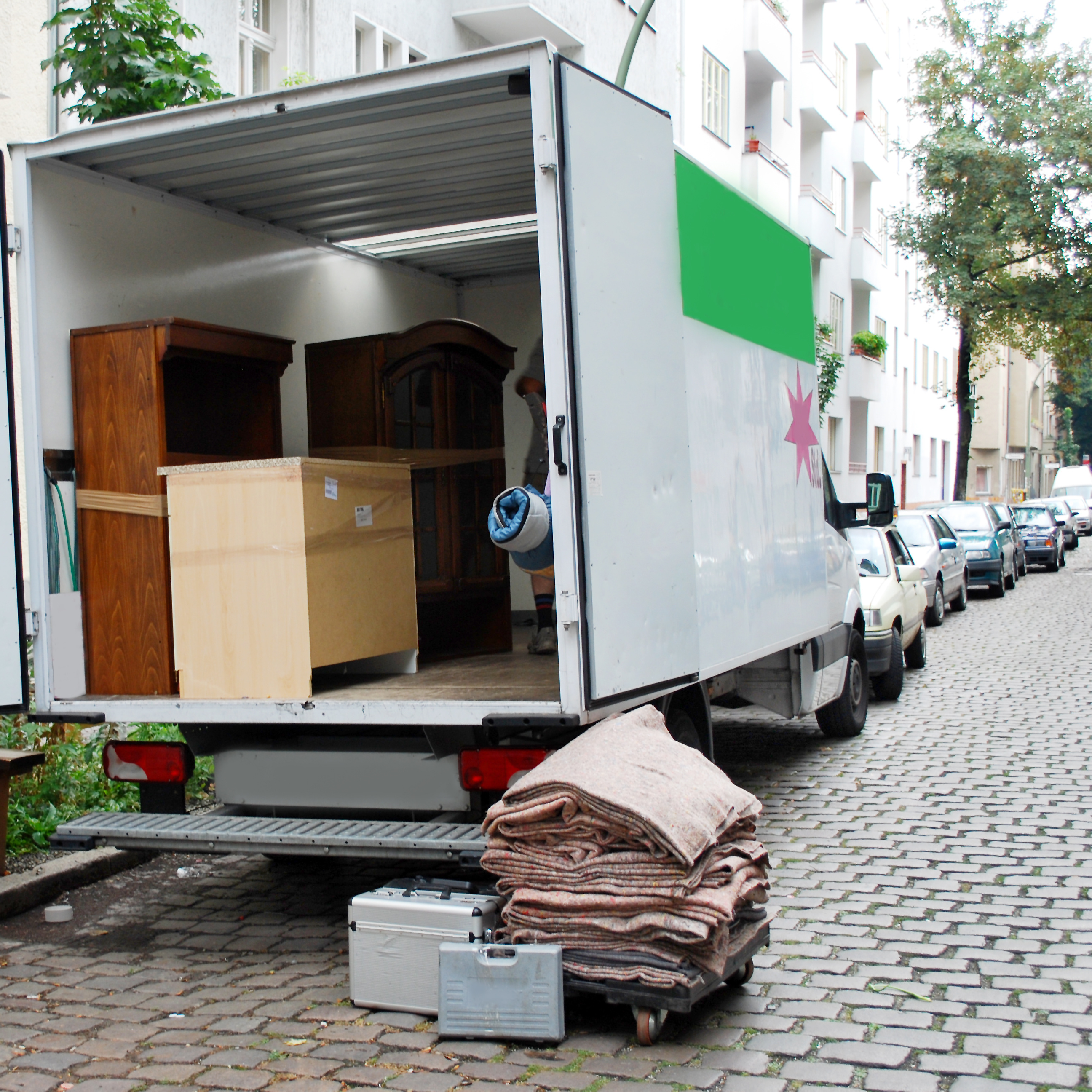 Möbelwagen auf Berliner Kopfsteinpflaster – Ablauf Umzug Berlin-Steglitz