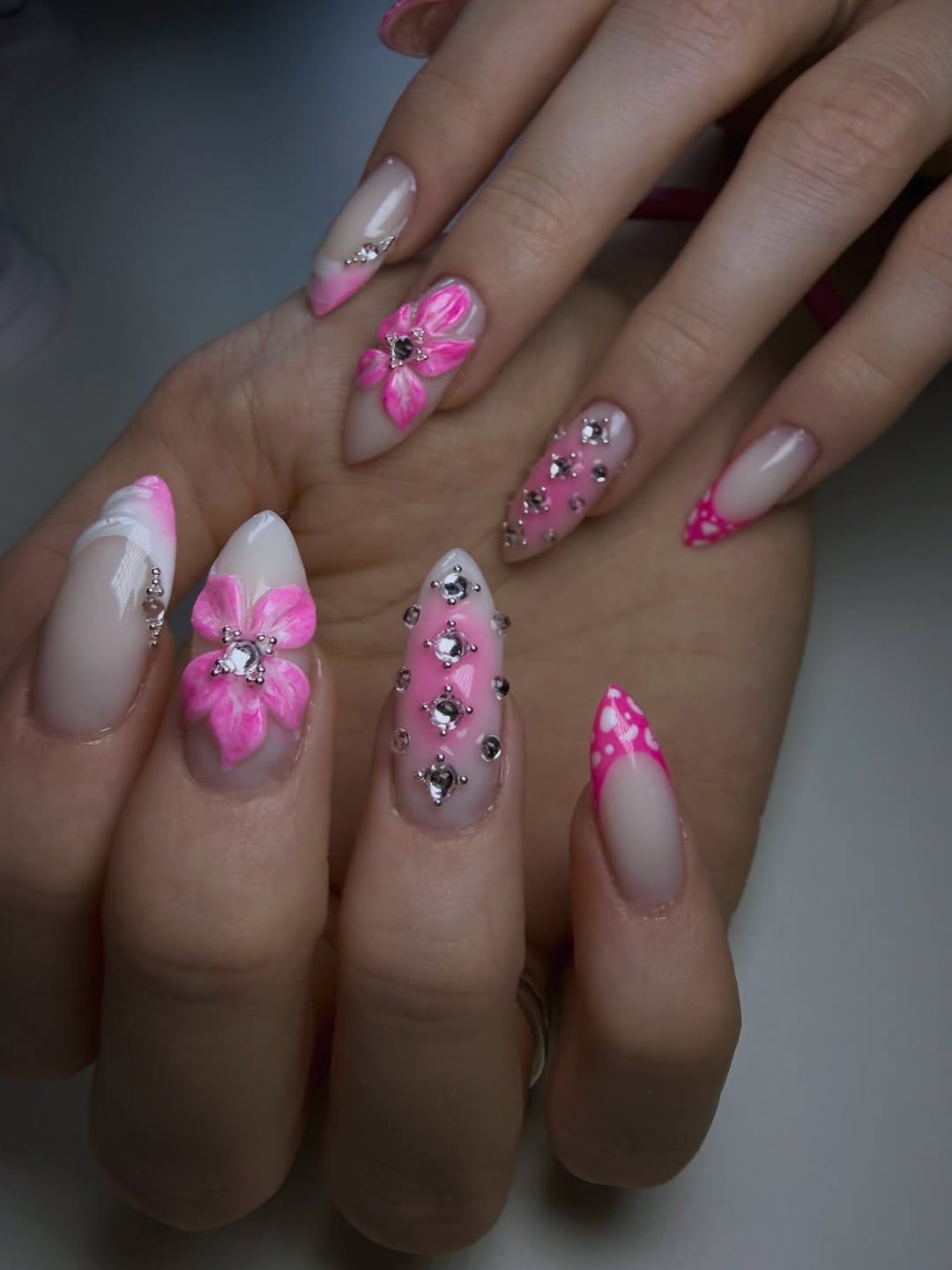 Rosa blomster og krystaller nail art