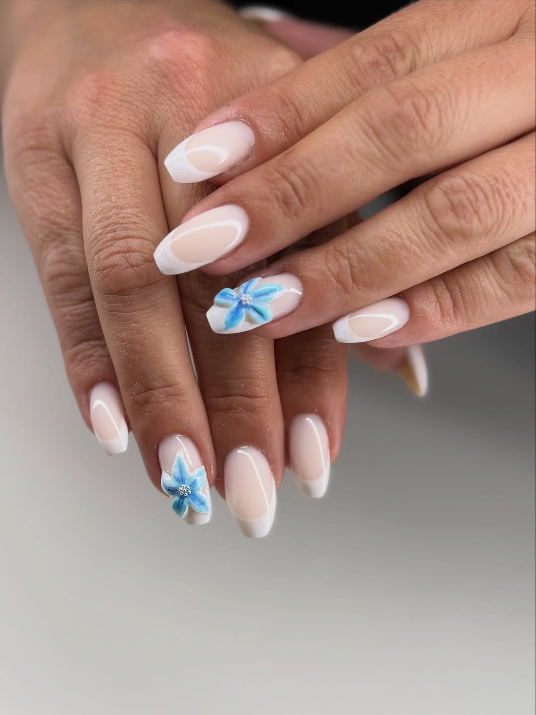 French manikyr med blå blomster
