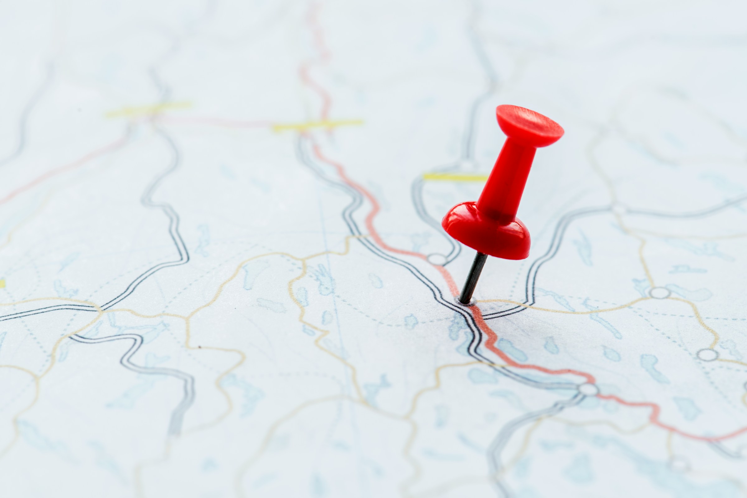 Red pushpin on map representing precise positioning