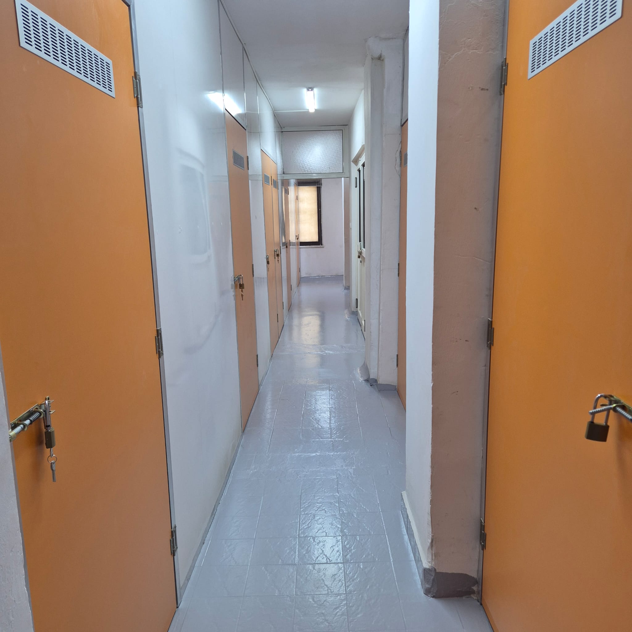Kişiye özel oda tipi kiralık ev eşyası deposu koridoru