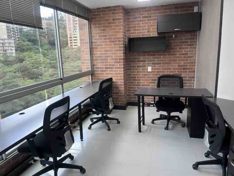 Oficina 12 amoblada luminosa para 7 personas con ventanas panorámicas en El Poblado, Medellín